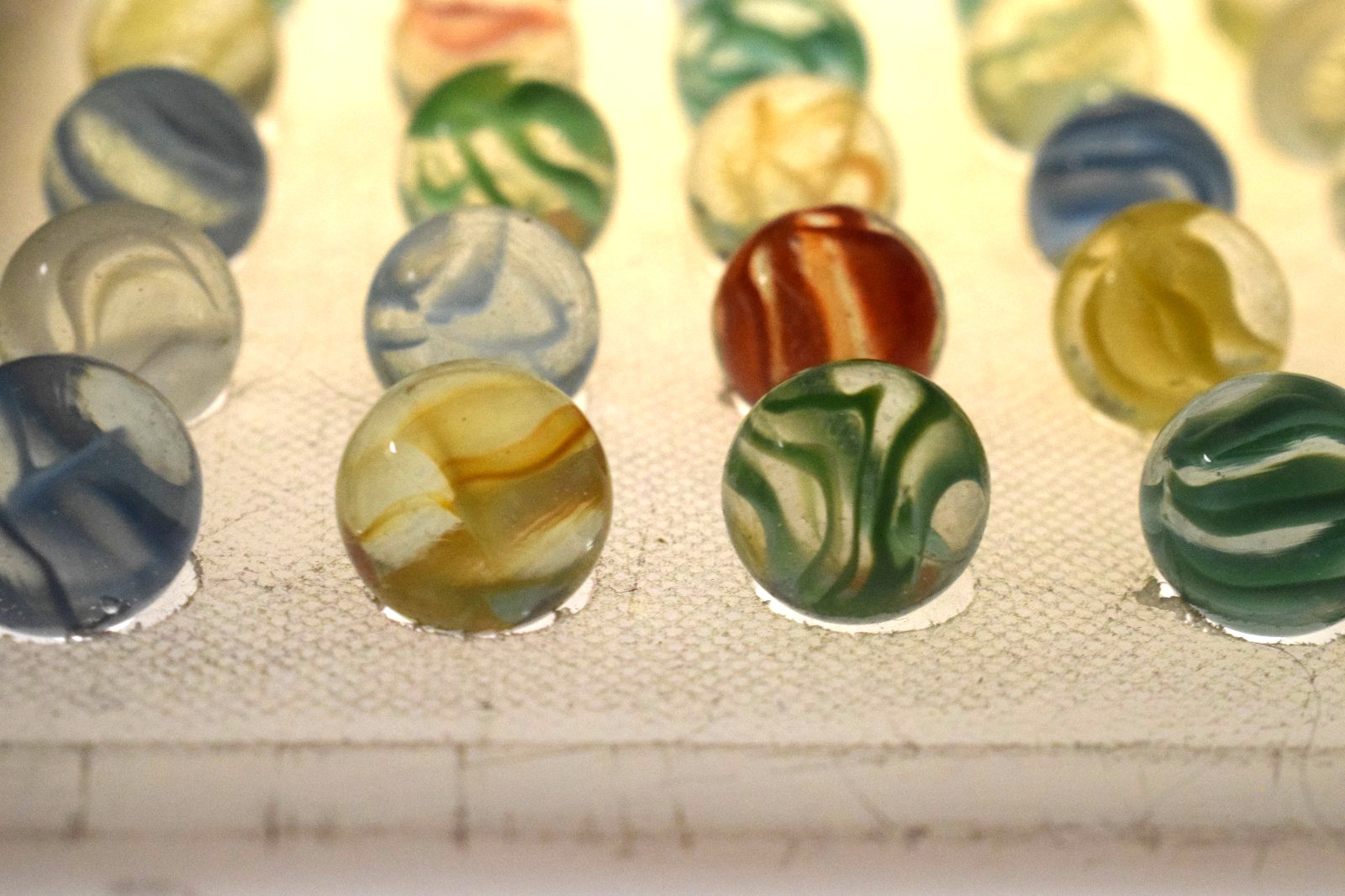 VITRO AGATE MARBLES CATS EYE 6 VEIN CAGE 69PC MIXED LOT PLUS ONE YELLOW SHOOTER