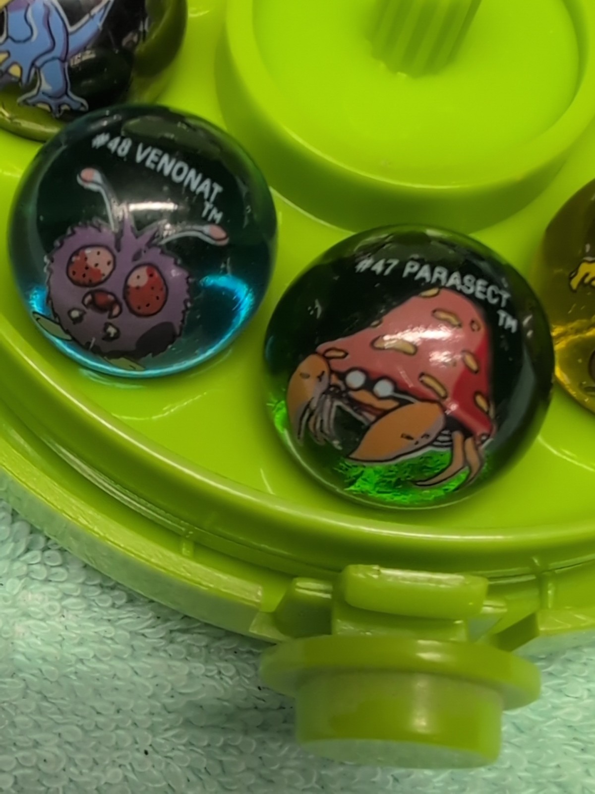 Pokemon BEEDRILL #15 Collector Marbles & Case With Tray & Magnifying Lens