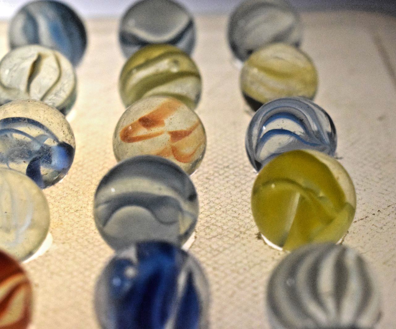 VITRO AGATE MARBLES CATS EYE 6 VEIN CAGE 69PC MIXED LOT PLUS ONE YELLOW SHOOTER