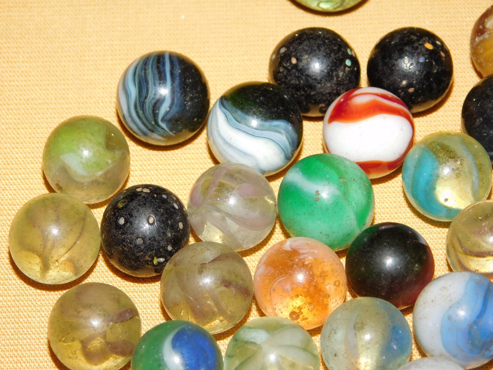 VINTAGE TOY GAME 65 MARBLES LOT