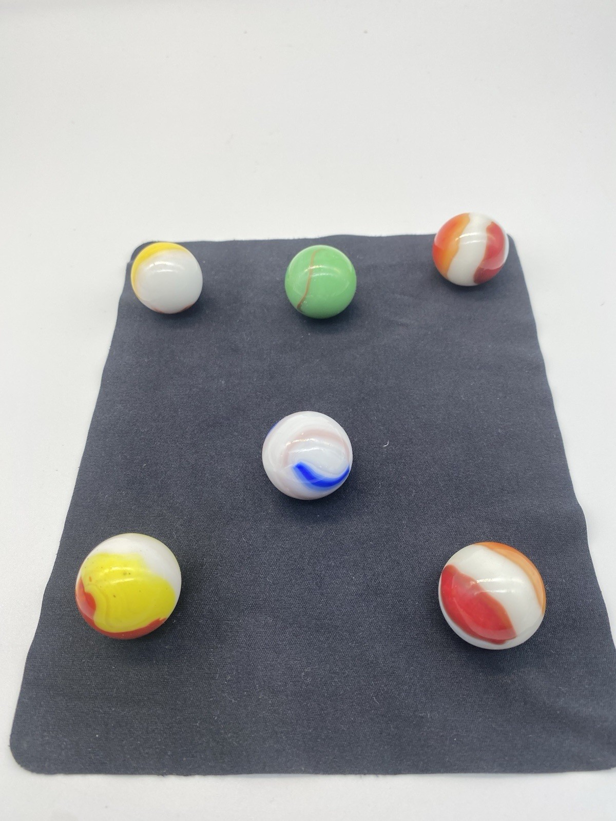 6 VINTAGE 1 INCH LARGE SHOOTER WHITE MILK GLASS MARBLES Read