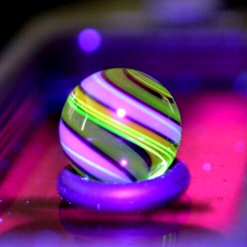 BRYAN TRILLAS GLASS MARBLE/.574″-BUTTERNUT & MILK BLACKLIGHT-LIME,MILKY WHITE +