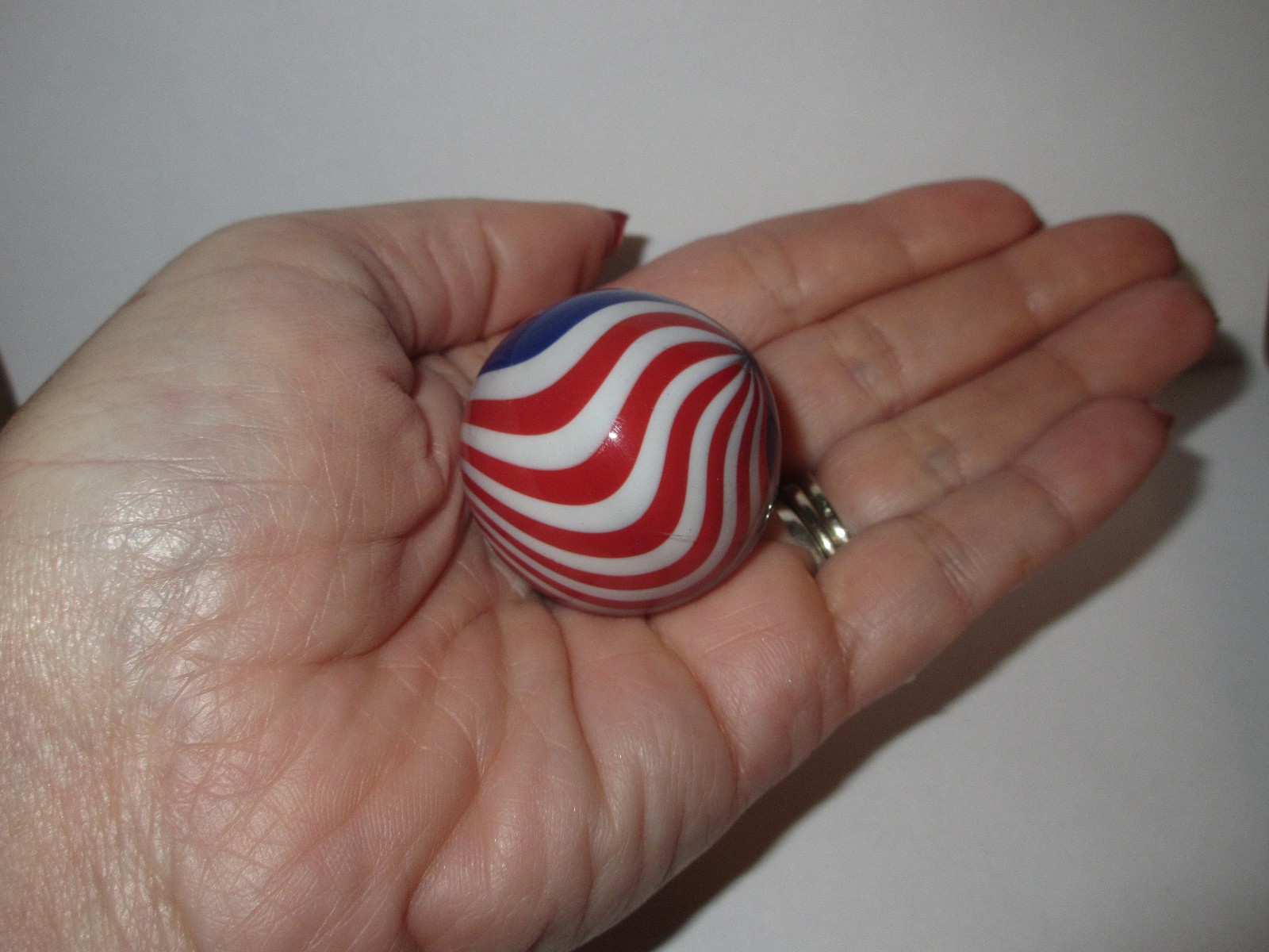 Signed DAVIS GLASS MARBLE Patrioitic SWIRL CONTEMPORARY 2004 JIM STAND