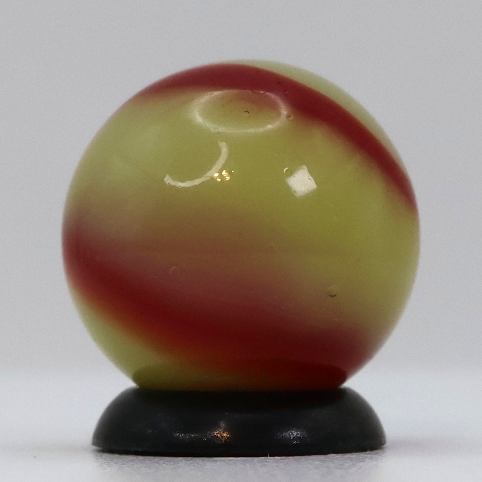 5/8″ Peltier National Line Rainbo Marble Red Bee NM+