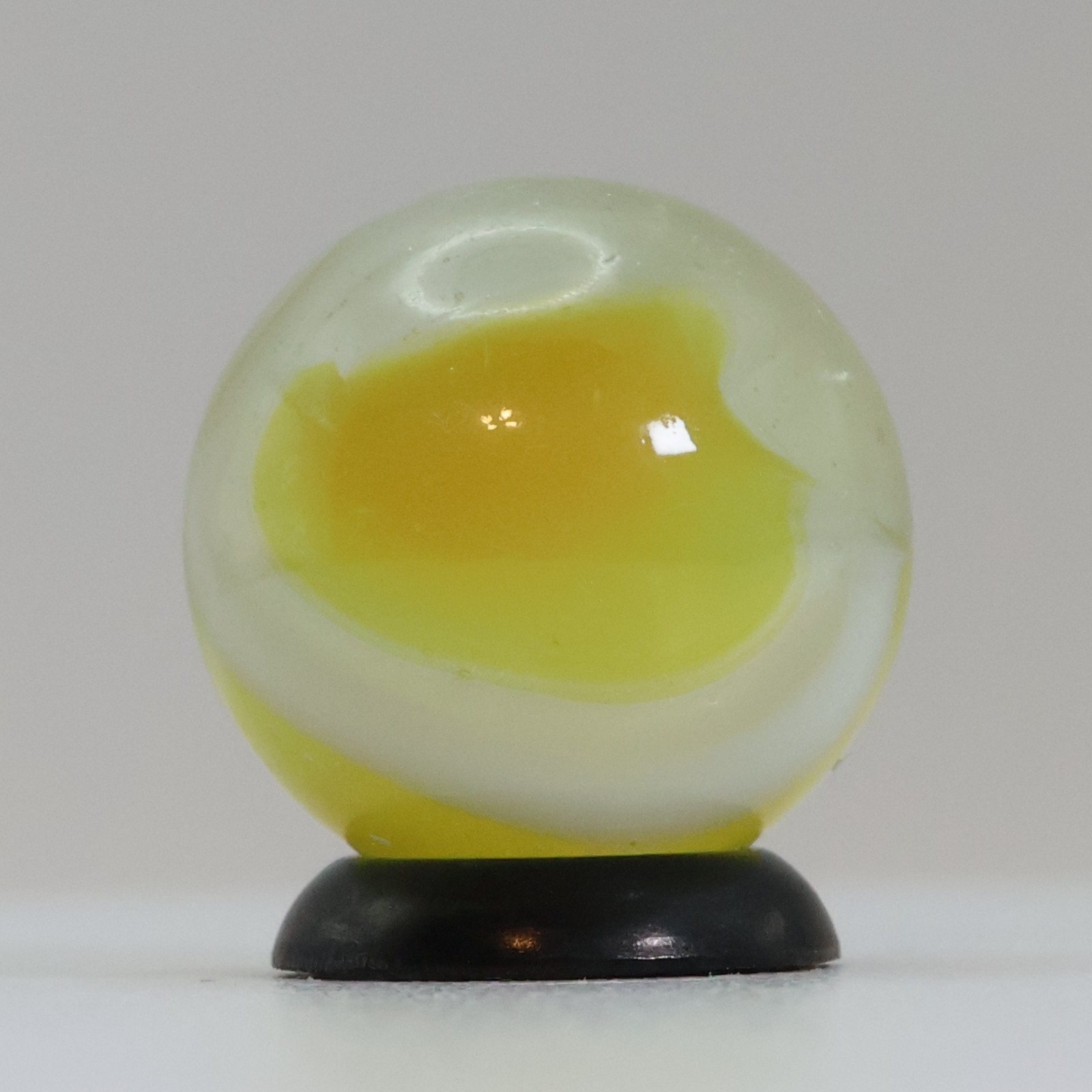 11/16″ Peliter Rainbo Clear Based Marble Yellow & White M-