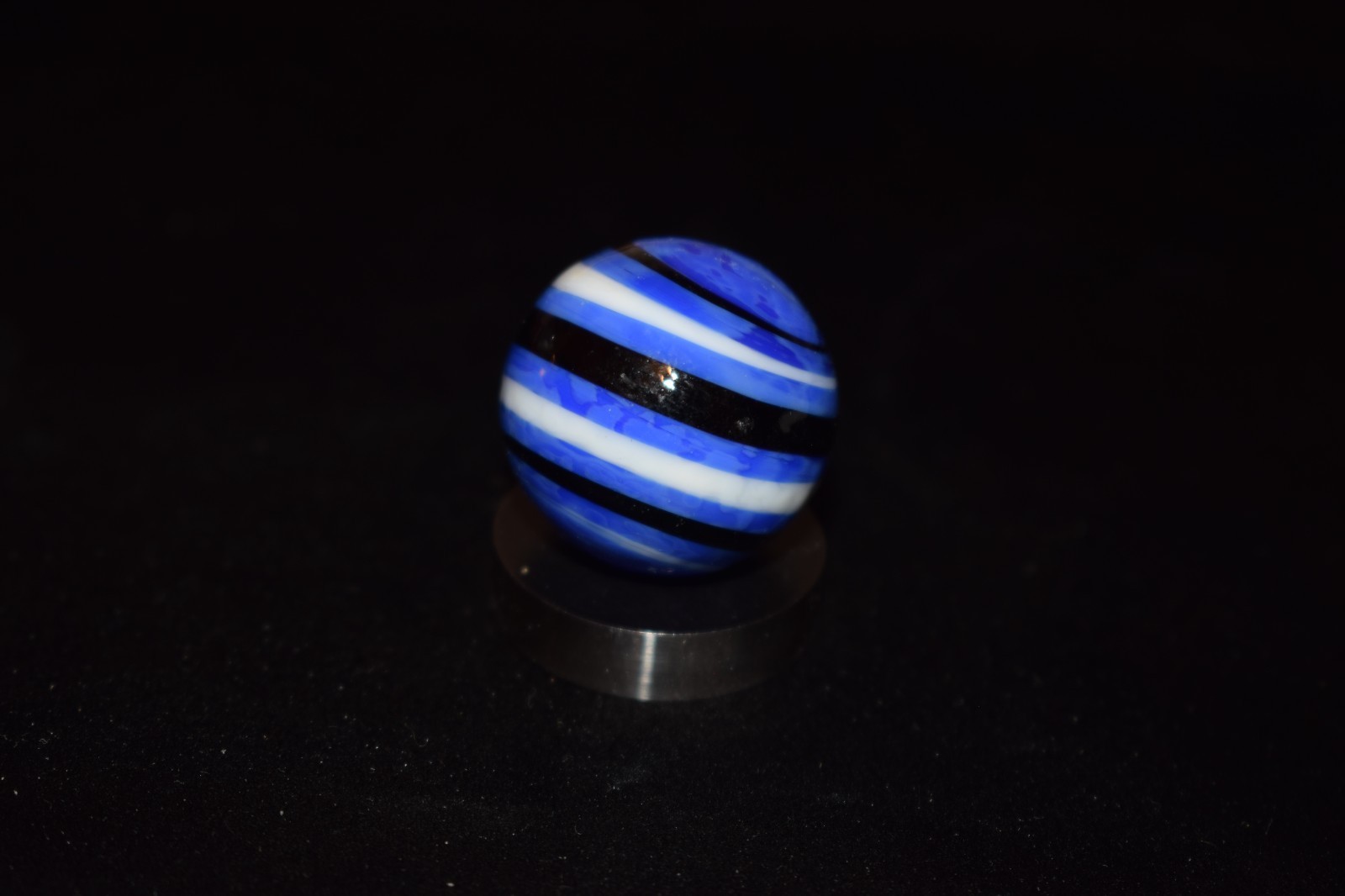Handblown Glass Akro 🔵⚪⚫ Spiral Toy Marble Shooter Size Approx 1.00″=25mm Mint