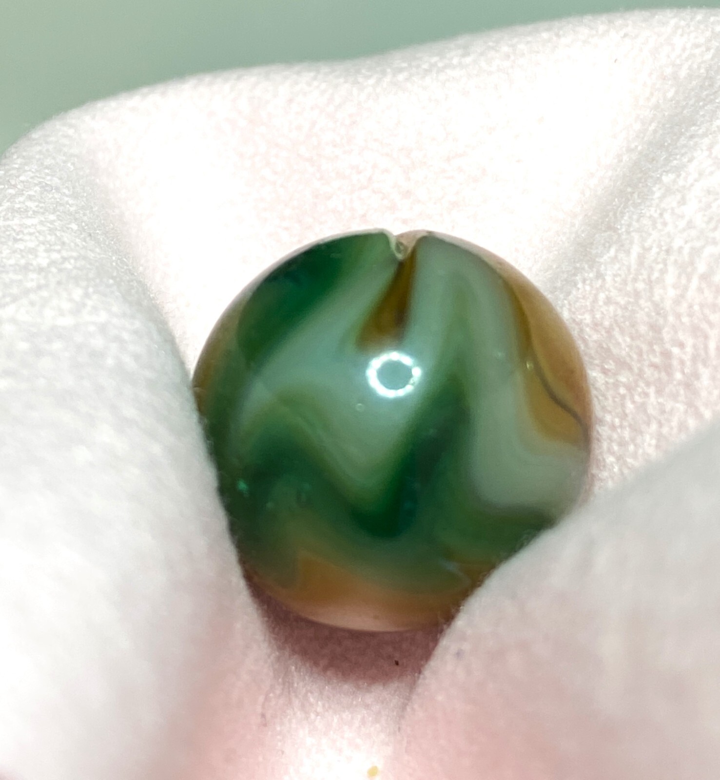 SEAMED WV / CHAMPION / AGATE GREEN GLASS BASED SWIRL .61″ NM+/- M243