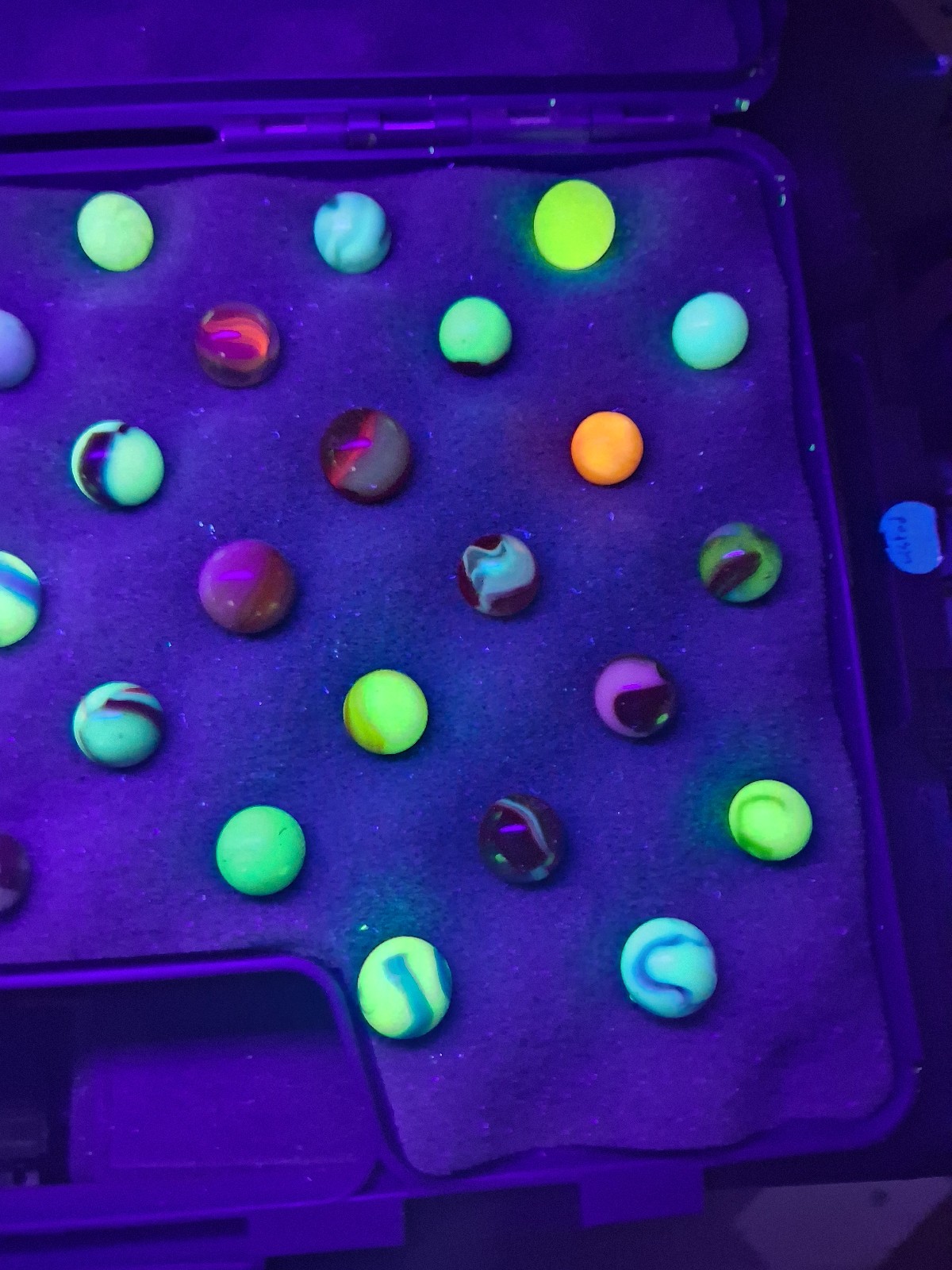 Vintage Mostly Flourescent Uranium UV Marbles W/ Case Akro Peltier Christensen ?