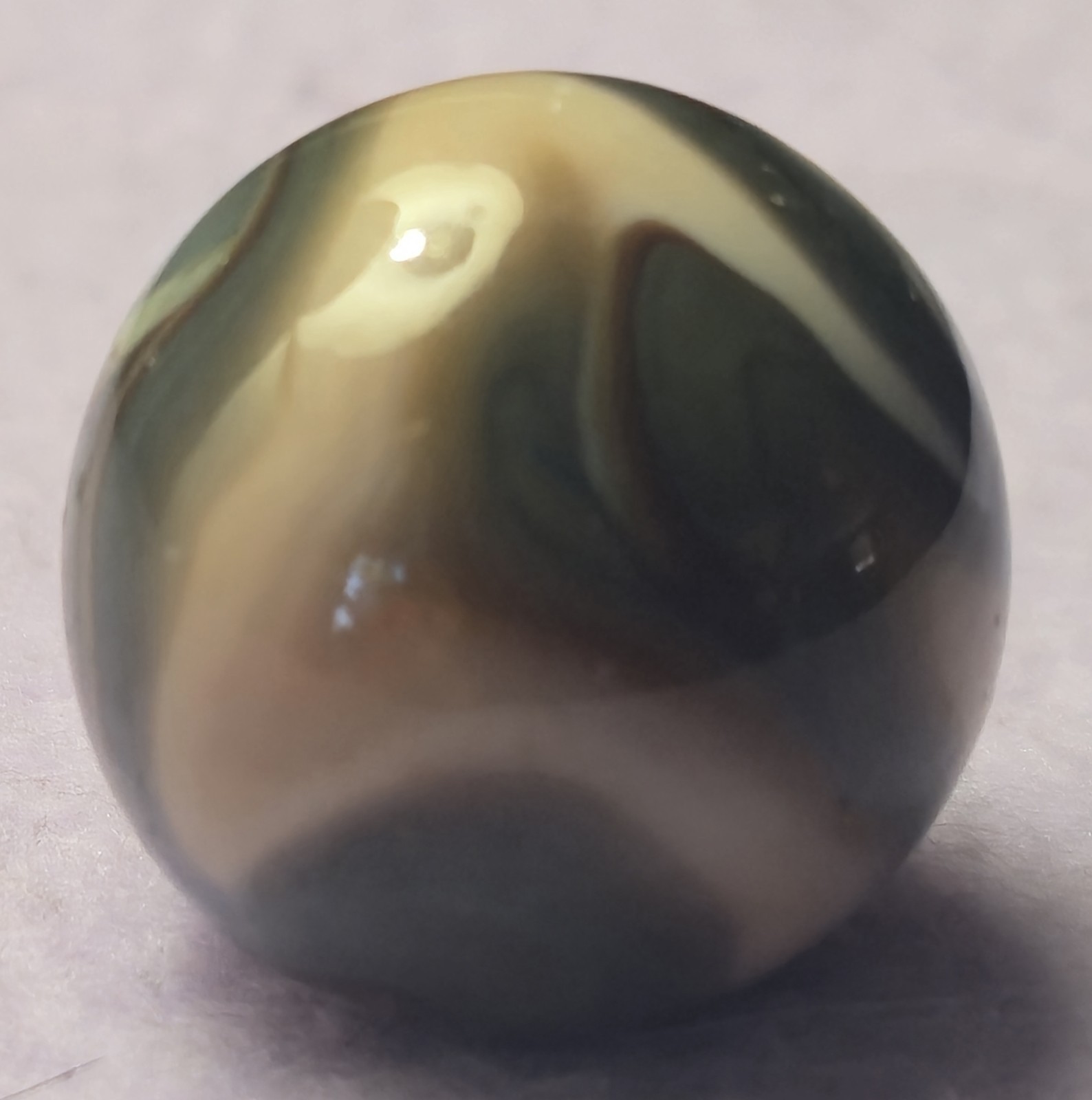 Vintage Ravenswood Novelty Works Shooter Marble .95″ Green Raven Mint Condition