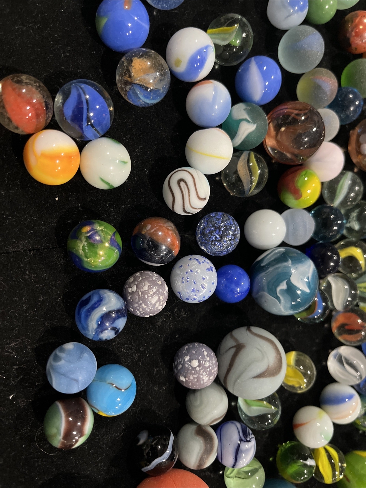 MARBLES: LOT OF OVER 100 MACHINE & VINTAGE MARBLES Bubbles