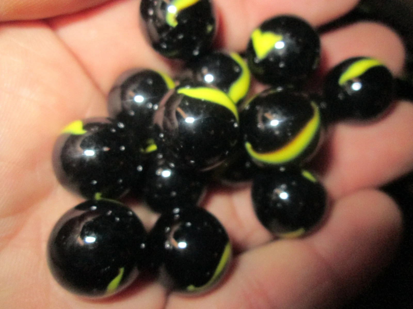 MARBLES 1 POUND OF 5/8″ BLACK & YELLOW PATCH MARBLE KING MARBLES