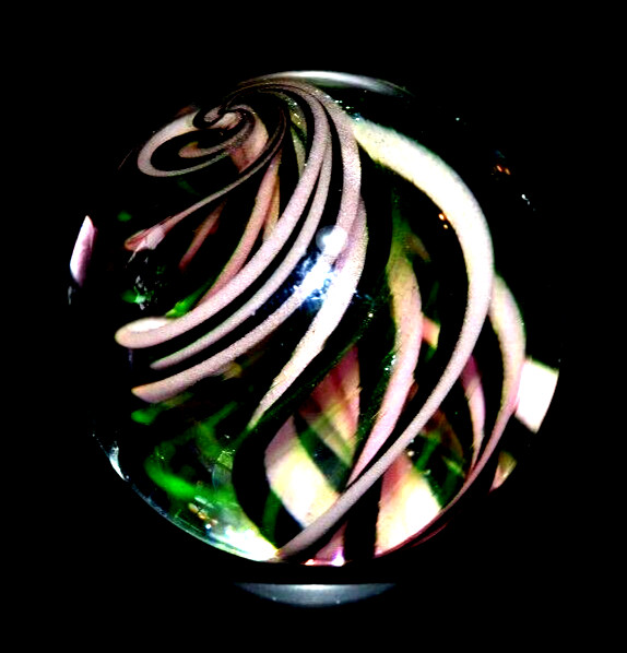 JOSHUA JUSTICE GLASS MARBLE/1.388″-ROSE/GREEN LUTZ BLACKLIGHT TORNADO/NEON GREEN