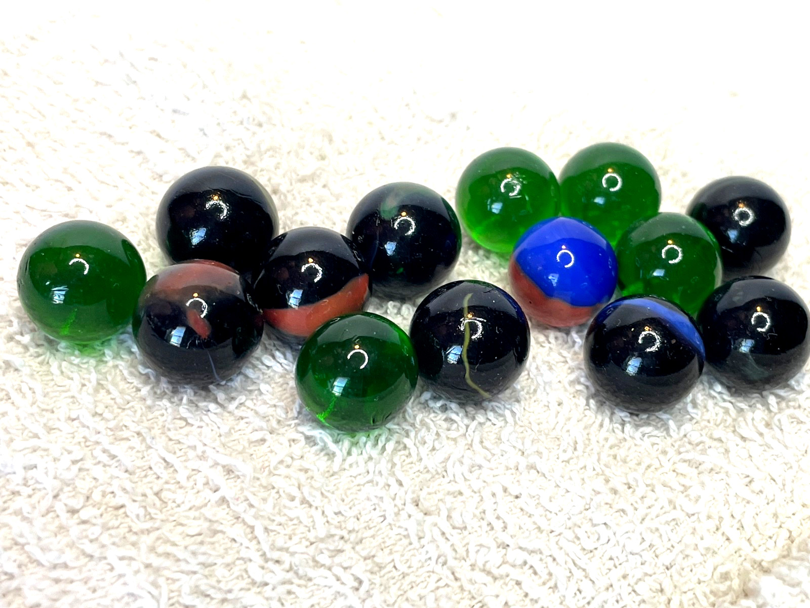 MIXED LOT OF 14 VINTAGE MARBLES BLACK OPAQUE GREEN BLUE SWIRLED
