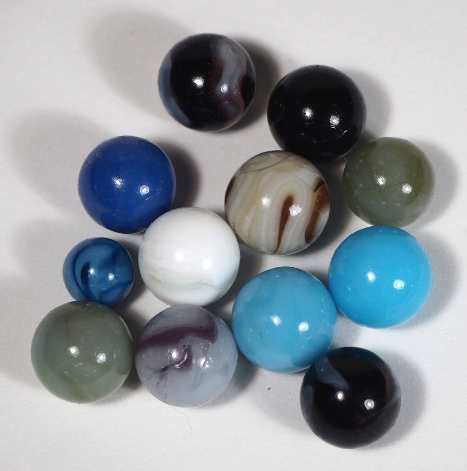 Lot of 12 Peewee Glass Marbles 3/8-1/2″ / 9-13mm in Very Good Condition