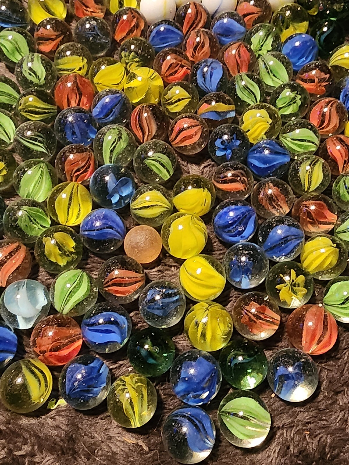 Vintage Marbles Mixed Lot 164 Marbles 7 Big 157 Small/regular Speckled And Other