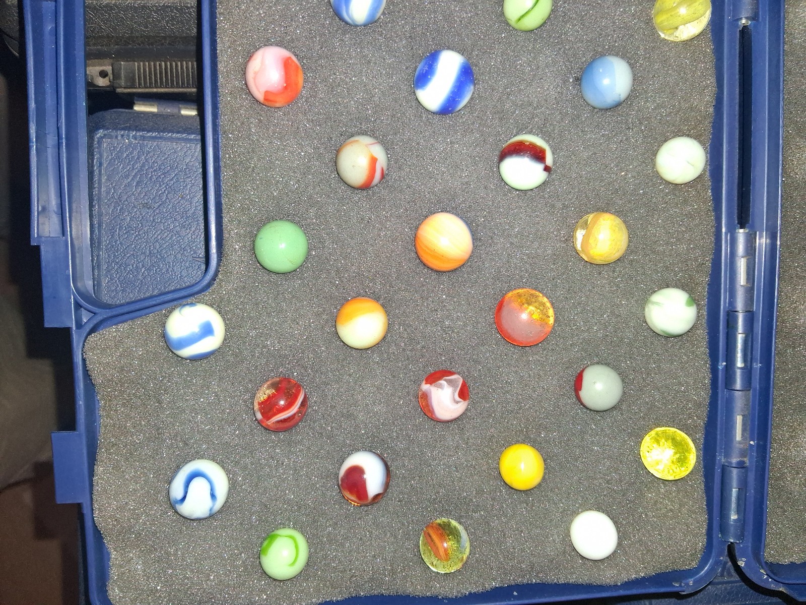 Vintage Mostly Flourescent Uranium UV Marbles W/ Case Akro Peltier Christensen ?