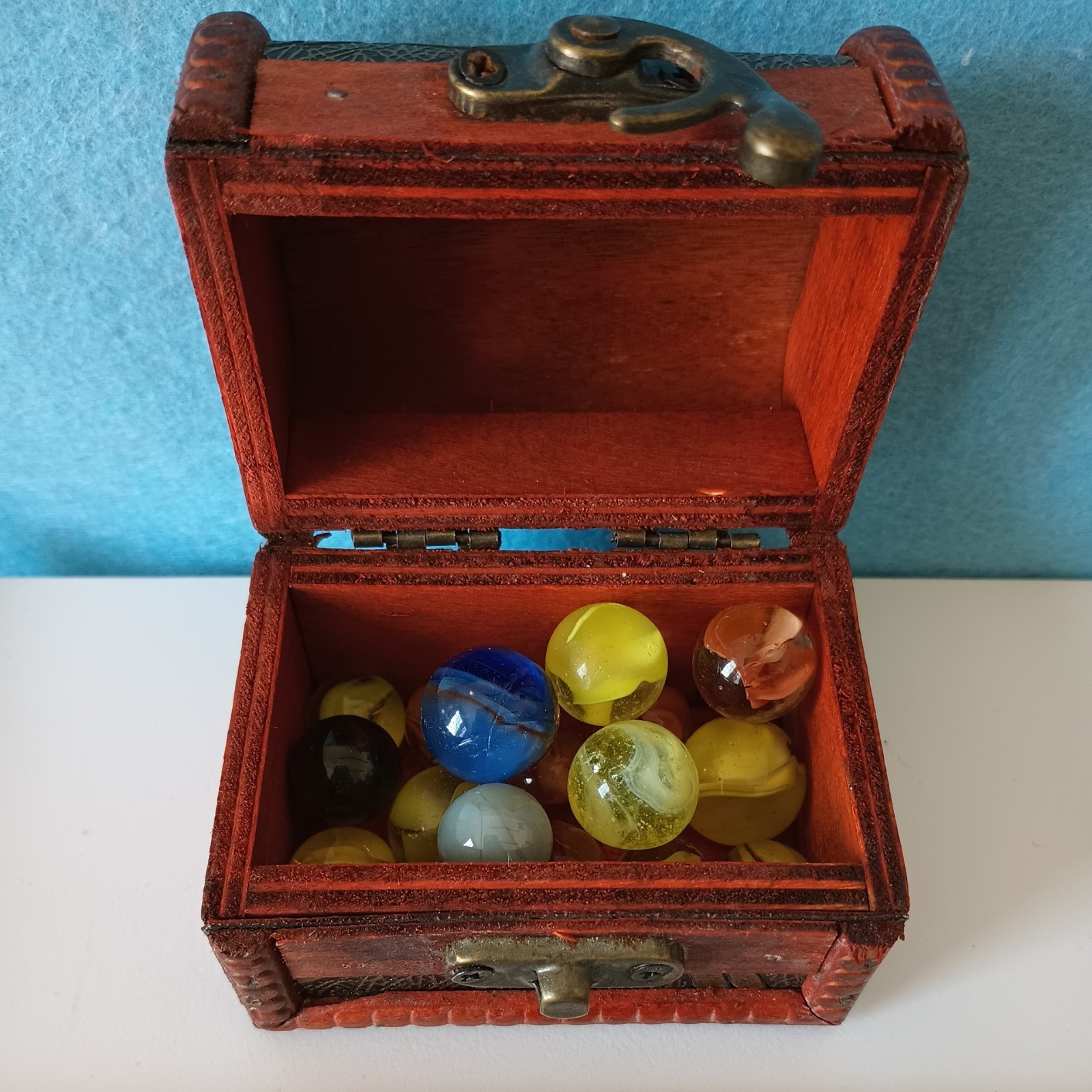 Glowy Marbels In Mini Wooden Chest With Latch