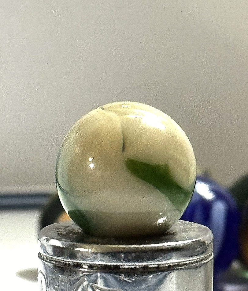 Vintage Alley Agate St. Marys Swirl – Green on Cream Ivory Base – 0.5″ Mint