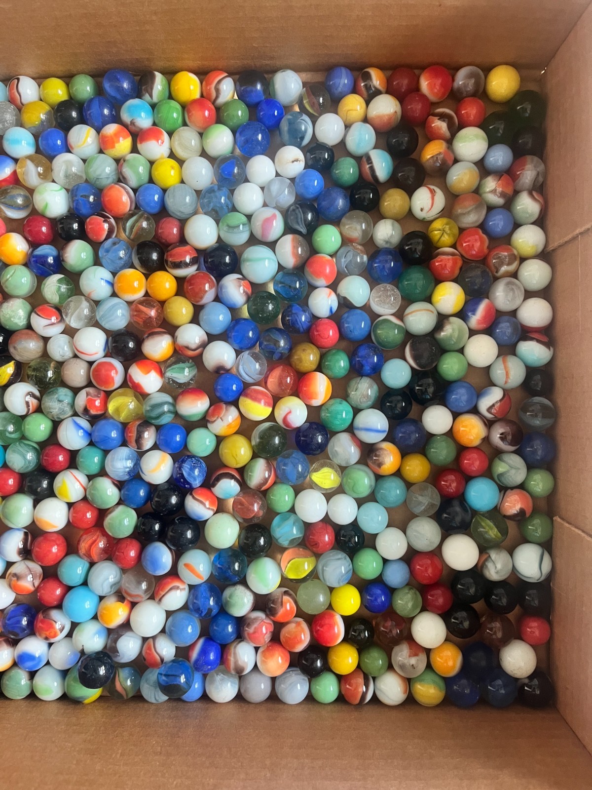 VINTAGE LOT OF APPROX. 500 GLASS MARBLES ASSORTMENT OF COLORS, STYLES & SIZES