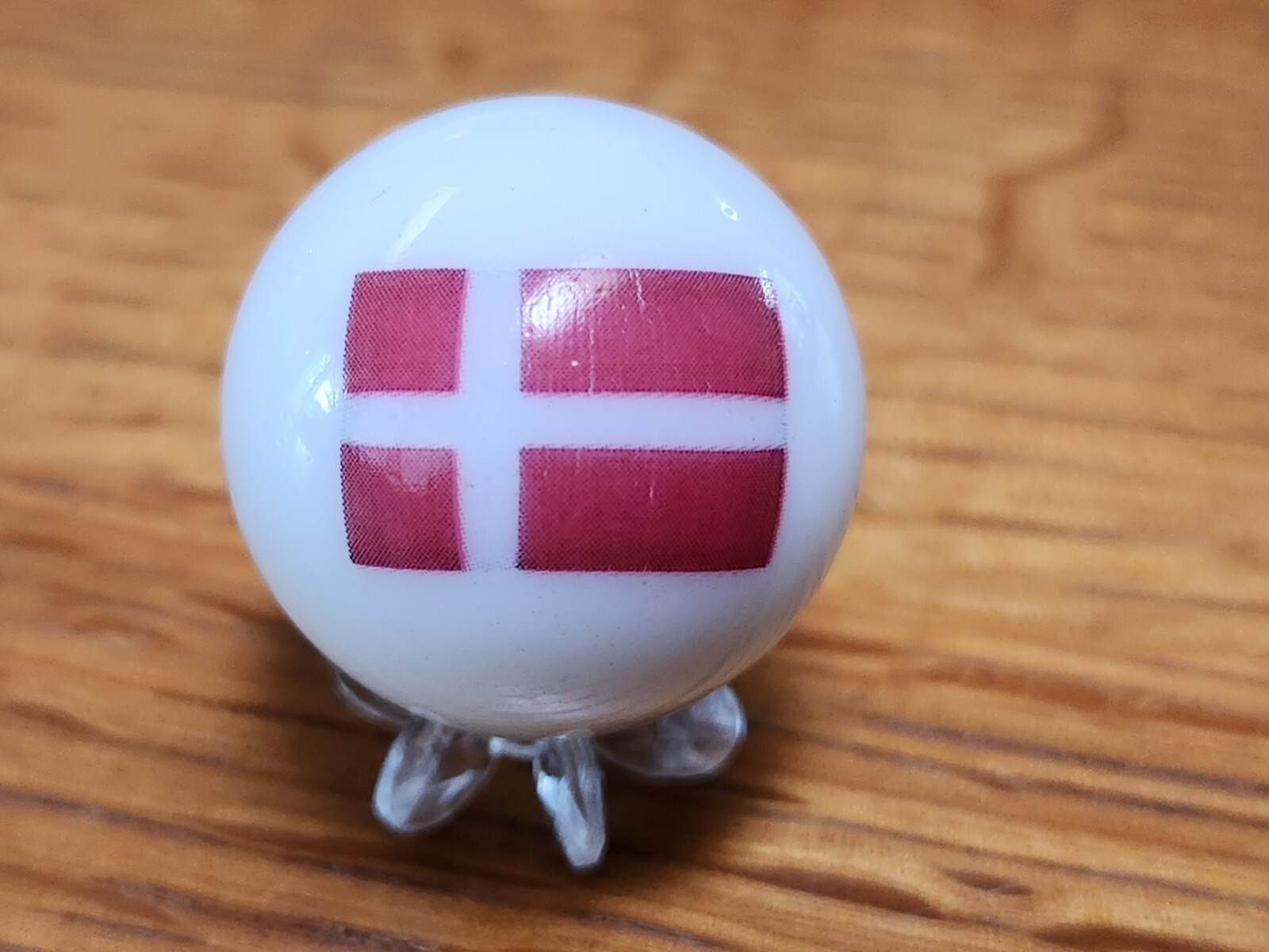 DENMARK FLAG WHITE GLASS MARBLE 1″ IN. SHOOTER & STAND WORLD CUP SOCCER OLYMPICS