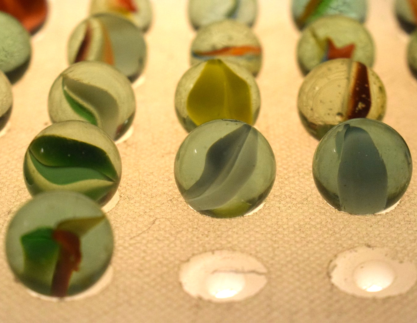 JAPAN CLEAR GREEN MARBLES CATS EYE BANANA 21PC LOT 1960s VINTAGE RED BLUE YELLOW