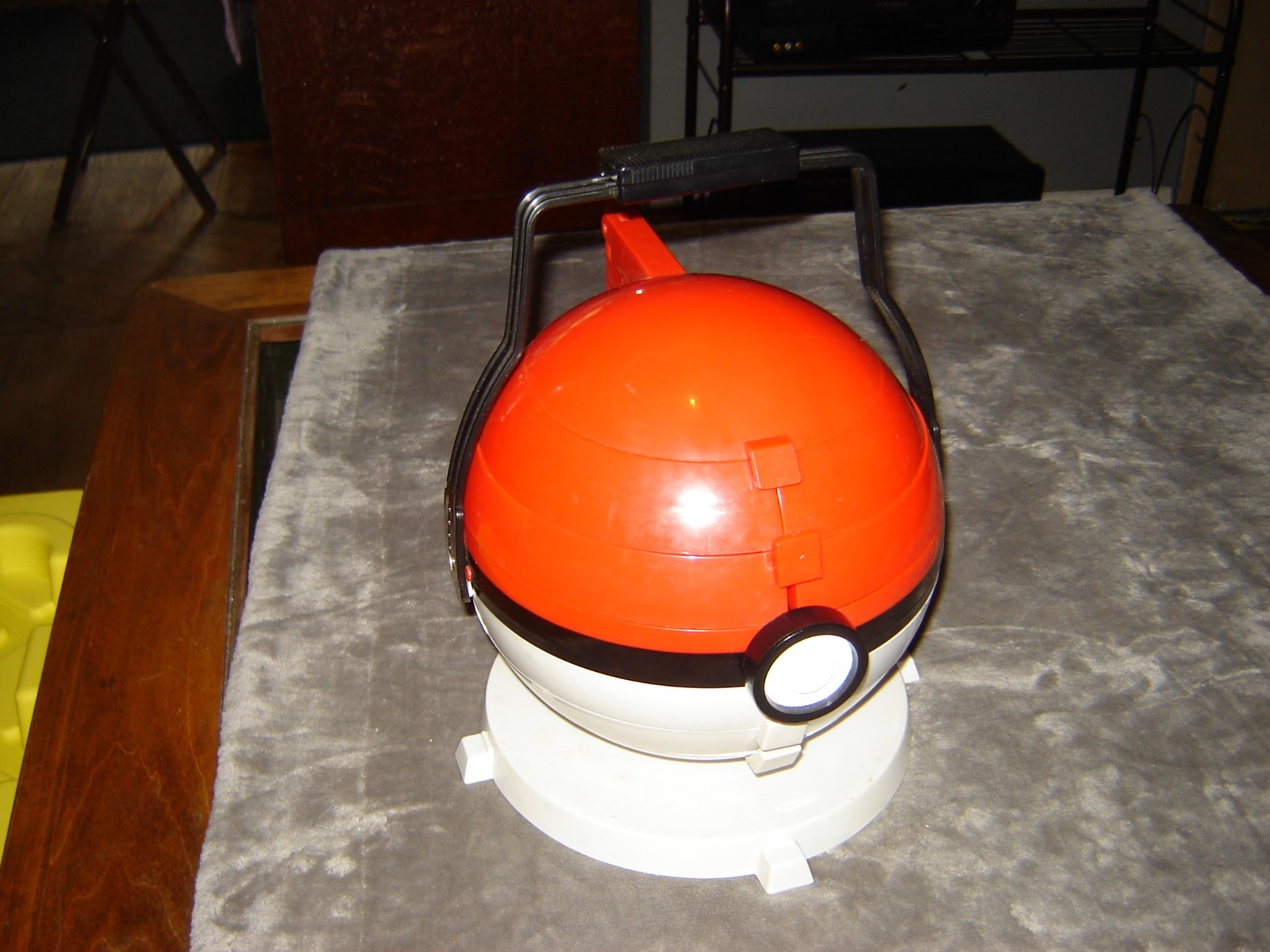 1999 Pokemon Pokeball Carrying Case w/Trainer Set 30 Marbles Total Ex Condition