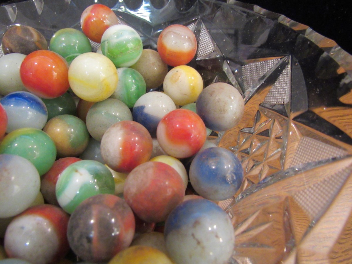 VINTAGE LOT 117 GLASS ASSORTED MARBLES CAT EYE AND SOLID IN LEAD CRY (EZS001436)