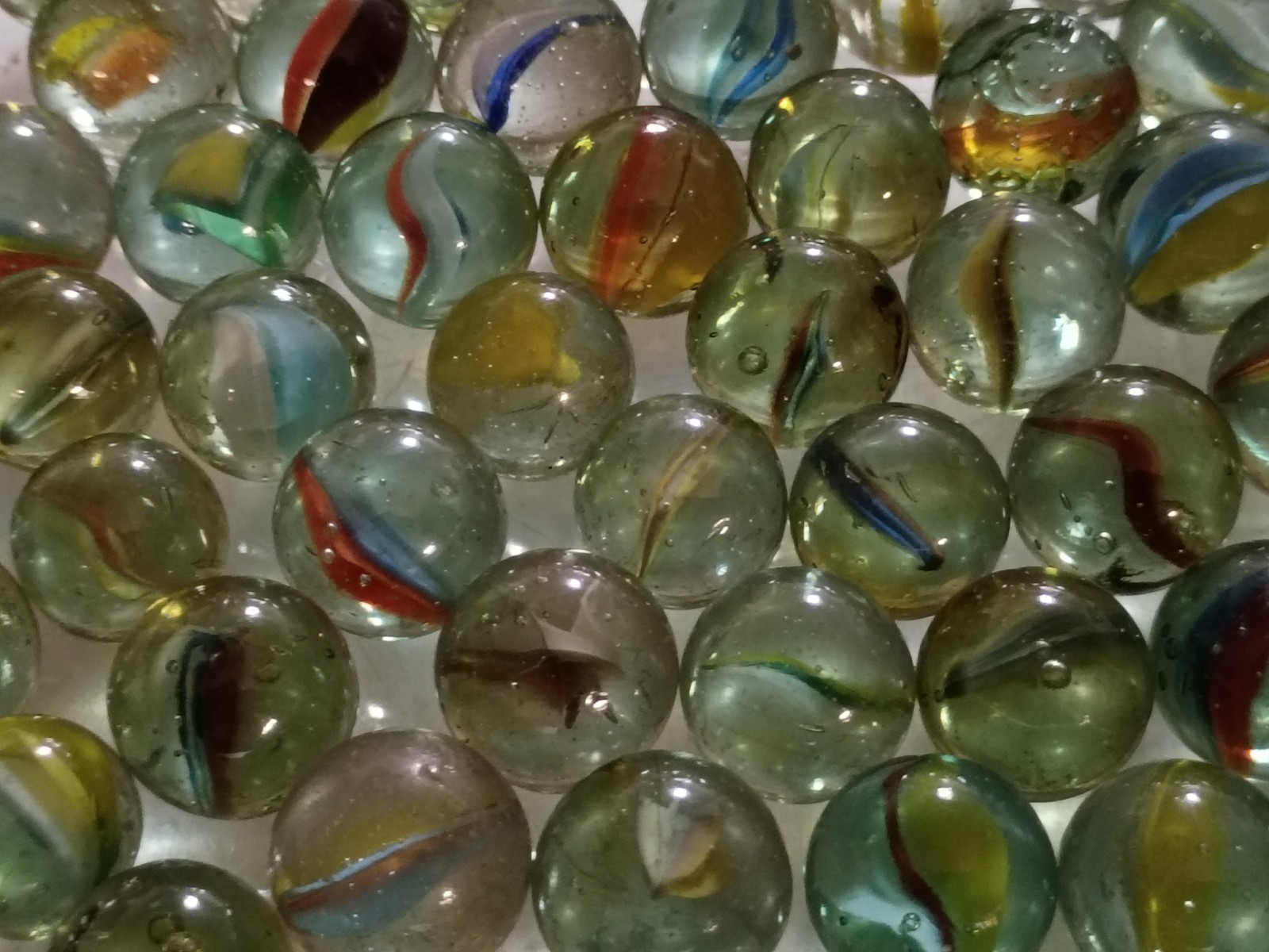 Lot of 100 (1 lb. 2 oz.) Vintage Clear Glass Cats Eyes Multi-Colored Mixed…
