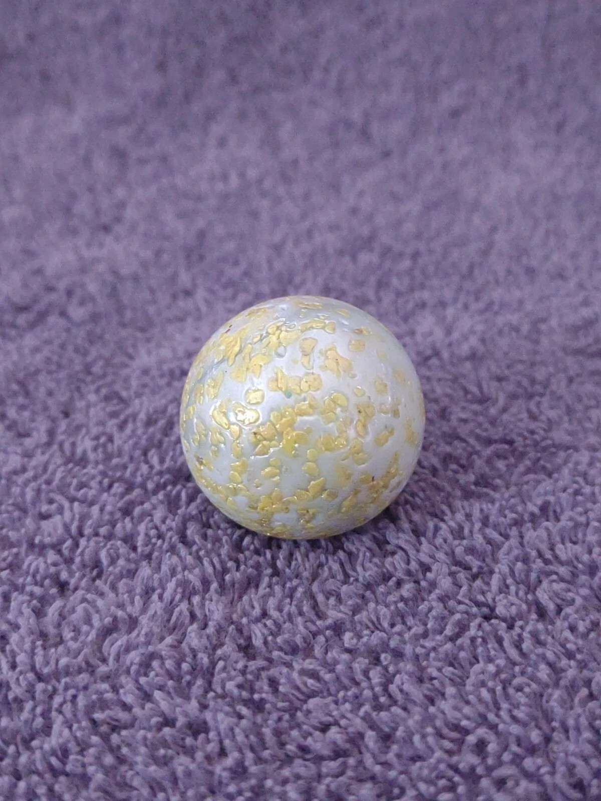 Vintage 3 cm White & Yellow/Gold Speckled Shooter Marble – Very Good Condition
