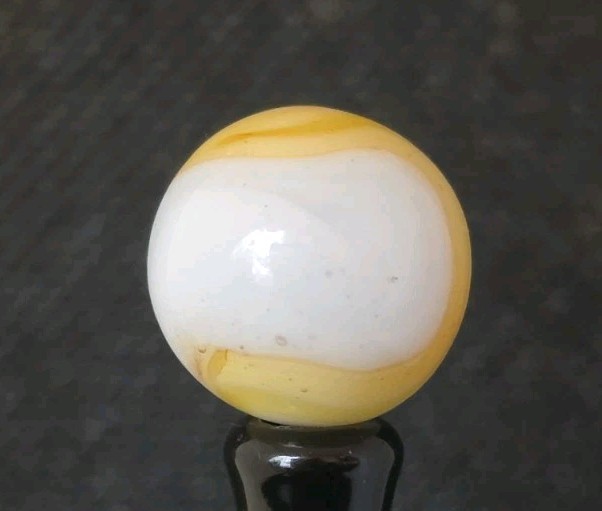 VINTAGE CAIRO NOVELTY YELLOW & WHITE SWIRL MARBLE 0.61″ MINT-