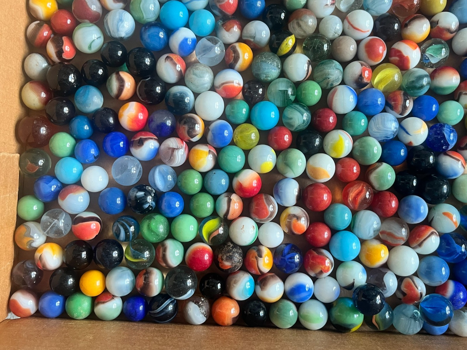 VINTAGE LOT OF APPROX. 500 GLASS MARBLES ASSORTMENT OF COLORS, STYLES & SIZES