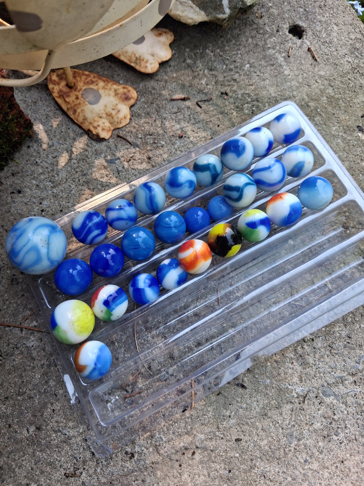 Mixed Lot Alley, Marble King, Akro Agate, Champion and others 28 Classic Marbles