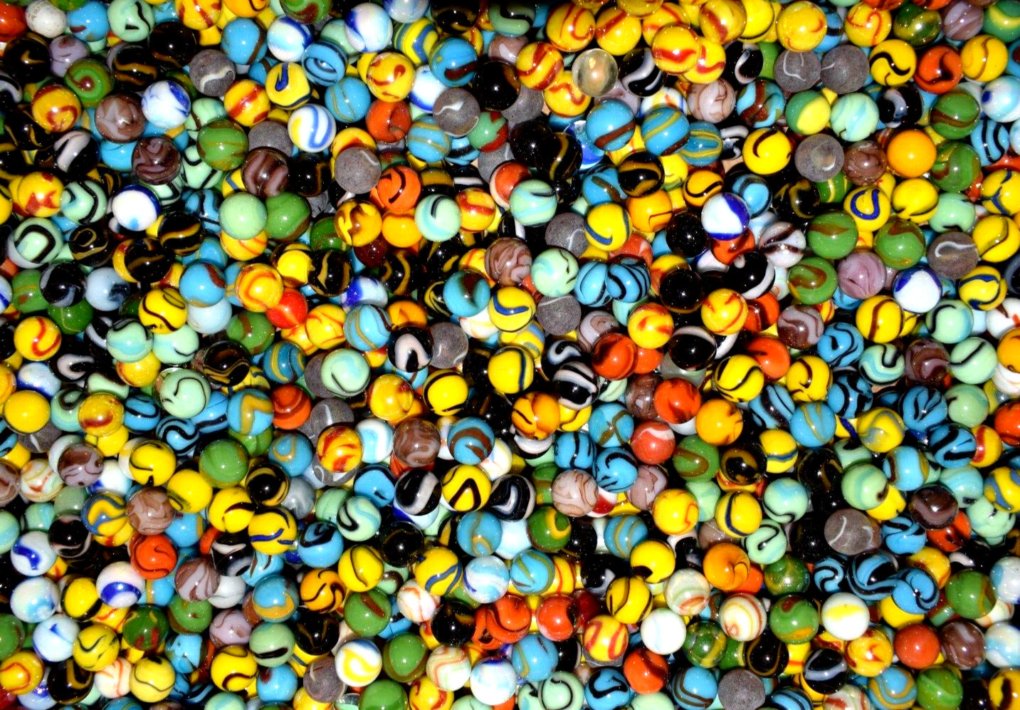 Lot of 24 Bright Multi-Color Mixed Vacor Toy Marbles Size .625″= 5/8″=16mm Mint!