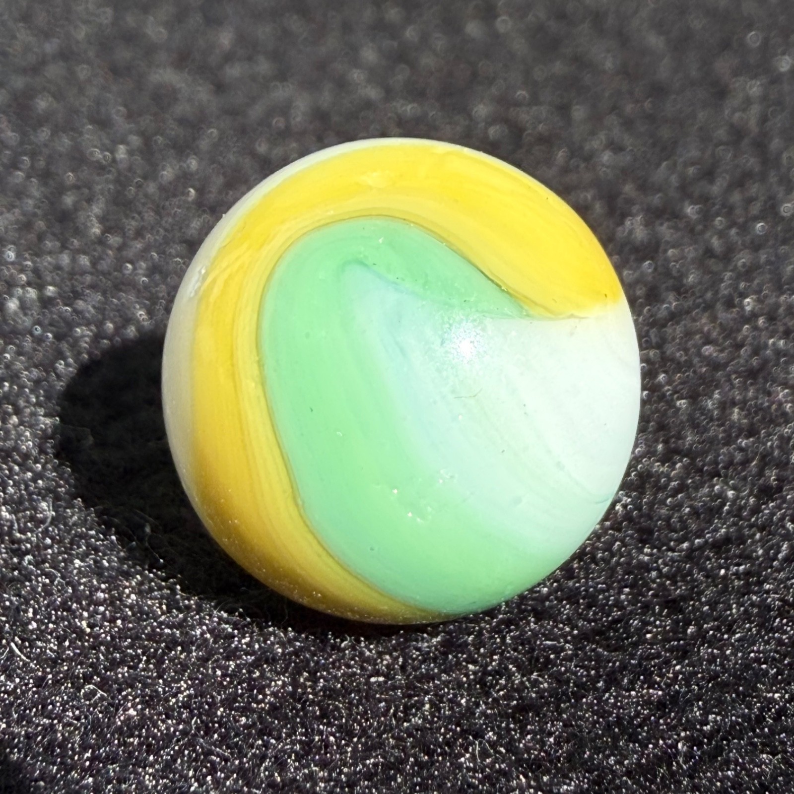 AKRO YELLOW WHITE GREEN POPEYE 5/8″ NM+ marble