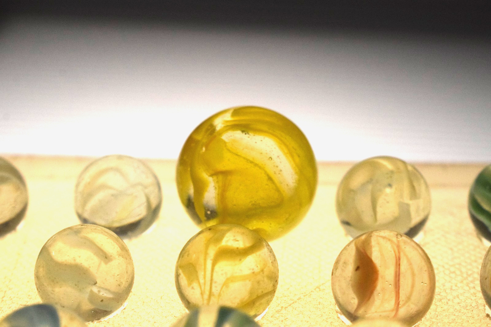 VITRO AGATE MARBLES CATS EYE 6 VEIN CAGE 69PC MIXED LOT PLUS ONE YELLOW SHOOTER