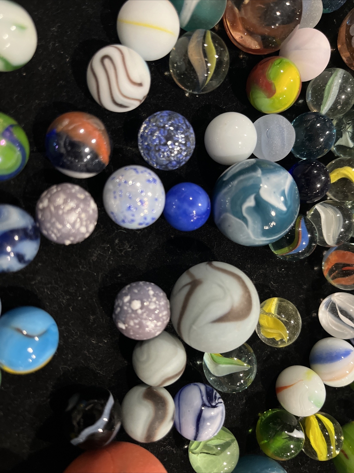 MARBLES: LOT OF OVER 100 MACHINE & VINTAGE MARBLES Bubbles
