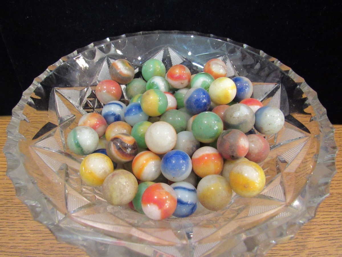 VINTAGE LOT 117 GLASS ASSORTED MARBLES CAT EYE AND SOLID IN LEAD CRY (EZS001436)