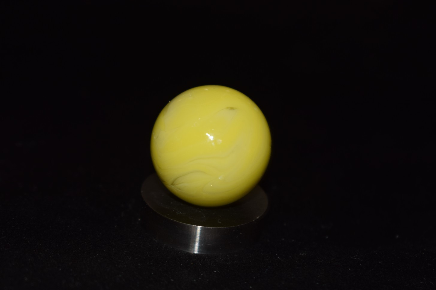 👽➖⏩HTF JABO Classic UV 👽 reactive Electric⚡💡⚡Yellow marble boulder size .937″