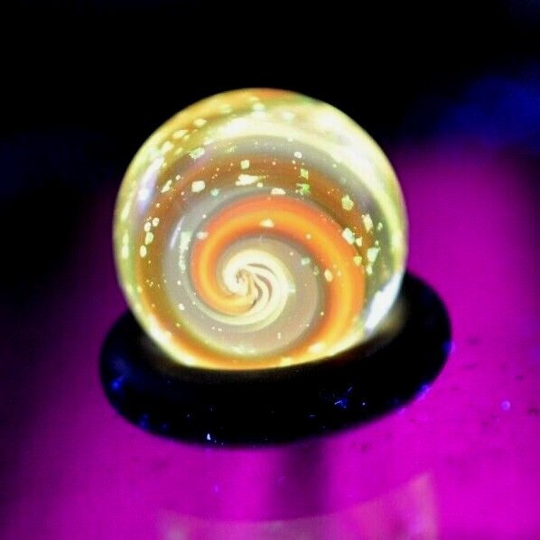 BRYAN TRILLAS GLASS MARBLE/.518″-RARE YELLOW BLACKLIGHT CLOWNFISH-YELLOW,ORANGE+