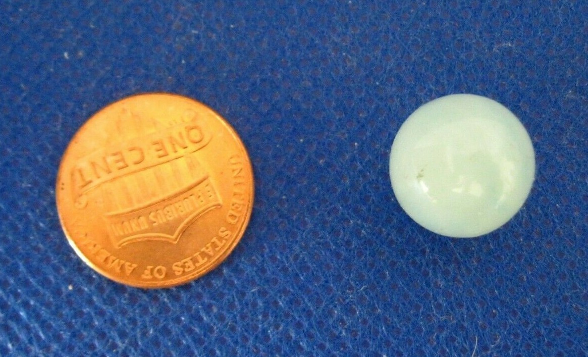VTG WHITE GLASS PEEWEE MARBLE~SWIRL~SEMI TRANSLUCENT~1/2″/13 MM WIDE~USED