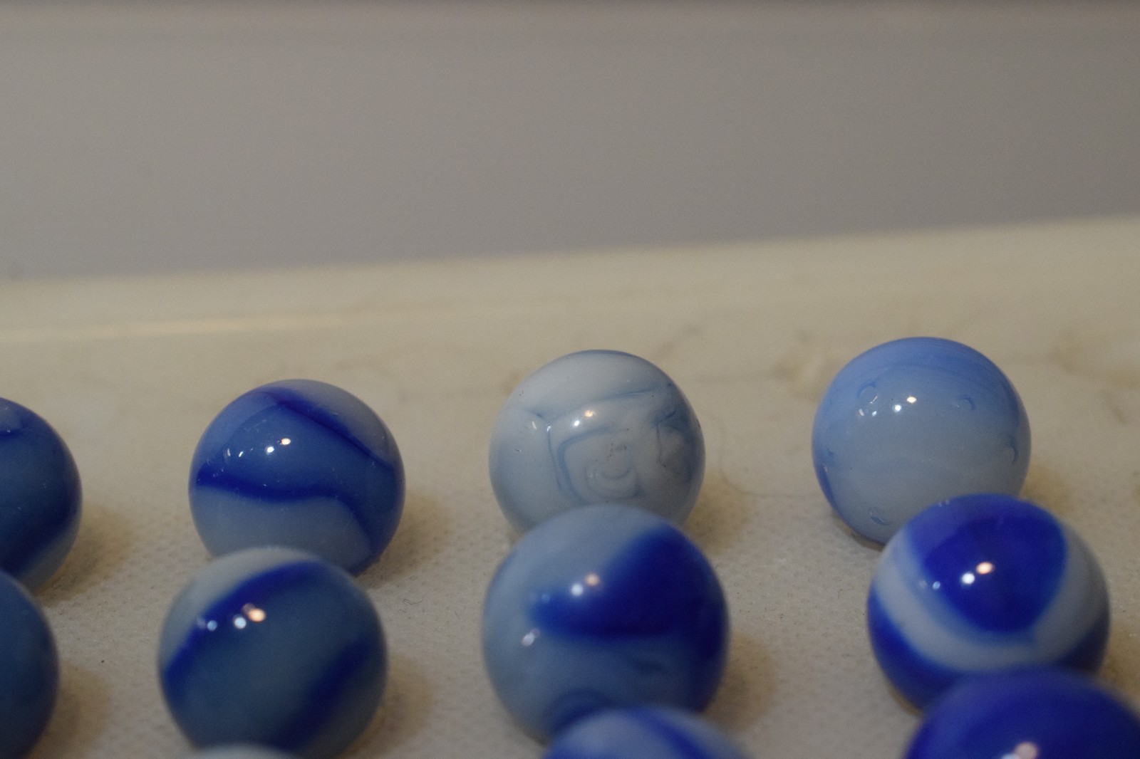 PELTIER GLASS RAINBO MARBLES BLUE ZEBRA 19PC LOT ONE CLOUDY SKY SWIRL SHOOTER