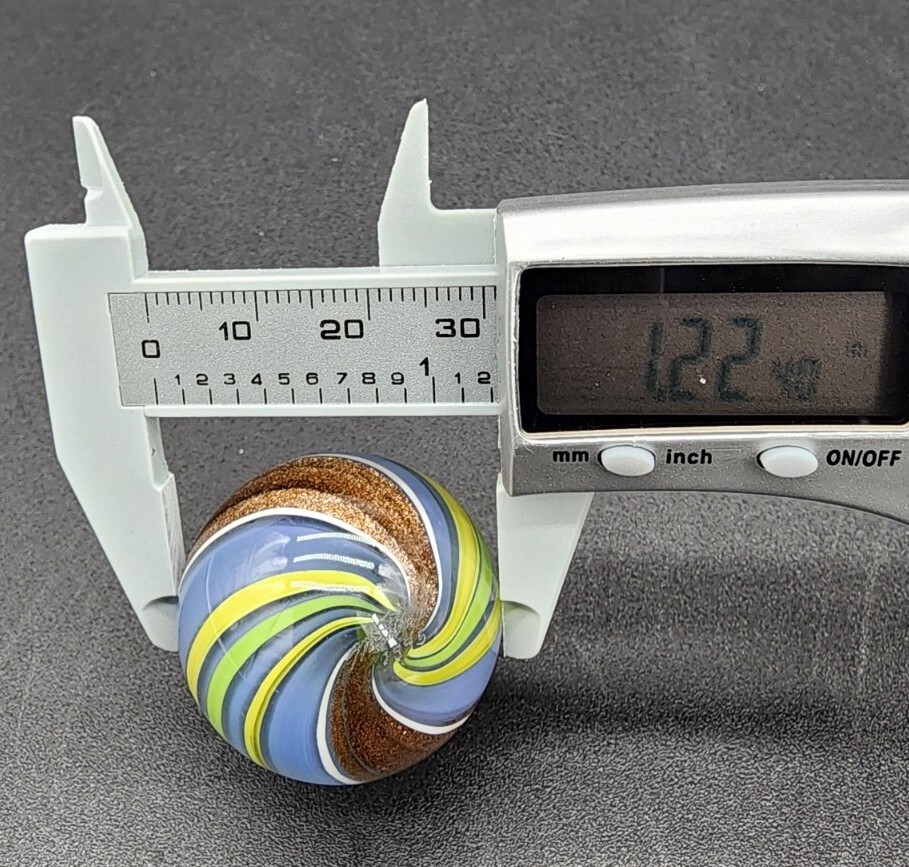 Vtg Mark Matthews Art Glass Marble Heavy Lutz Spiral Design 1.22″ Signed 1995