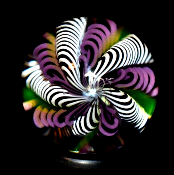 JOSHUA JUSTICE GLASS MARBLE/1.038″10 CANE BLACKLIGHT-NEON GREEN UNDER BLACKLIGHT