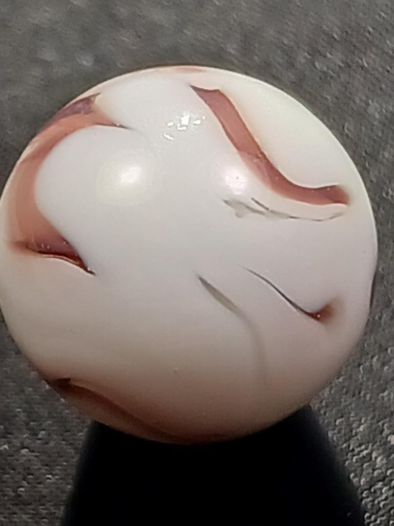 Alley Agate .56″ Light Brown to Lilac on Snow White Near Mnt Serious Marble A335