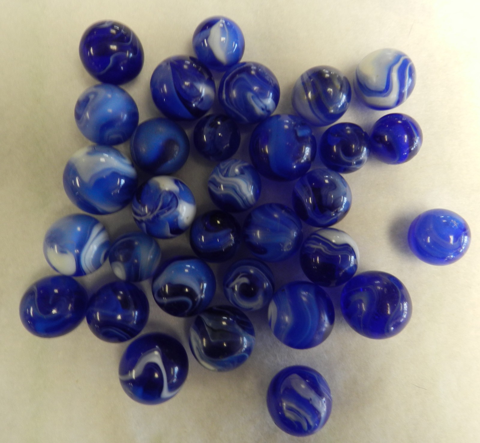 #20511m Vintage Group or Lot of 30 Mixed Company Ungraded Blue Slag Marbles